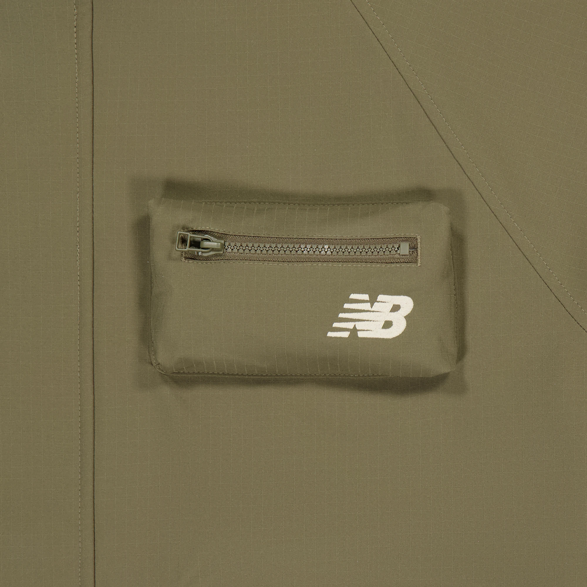 商品[国内直发] New Balance|品牌logo极简大口袋设计多功能山系冲锋衣 休闲百搭舒适连帽梭织夹克外套 男女同款 军绿色,价格¥734,第9张图片详细描述