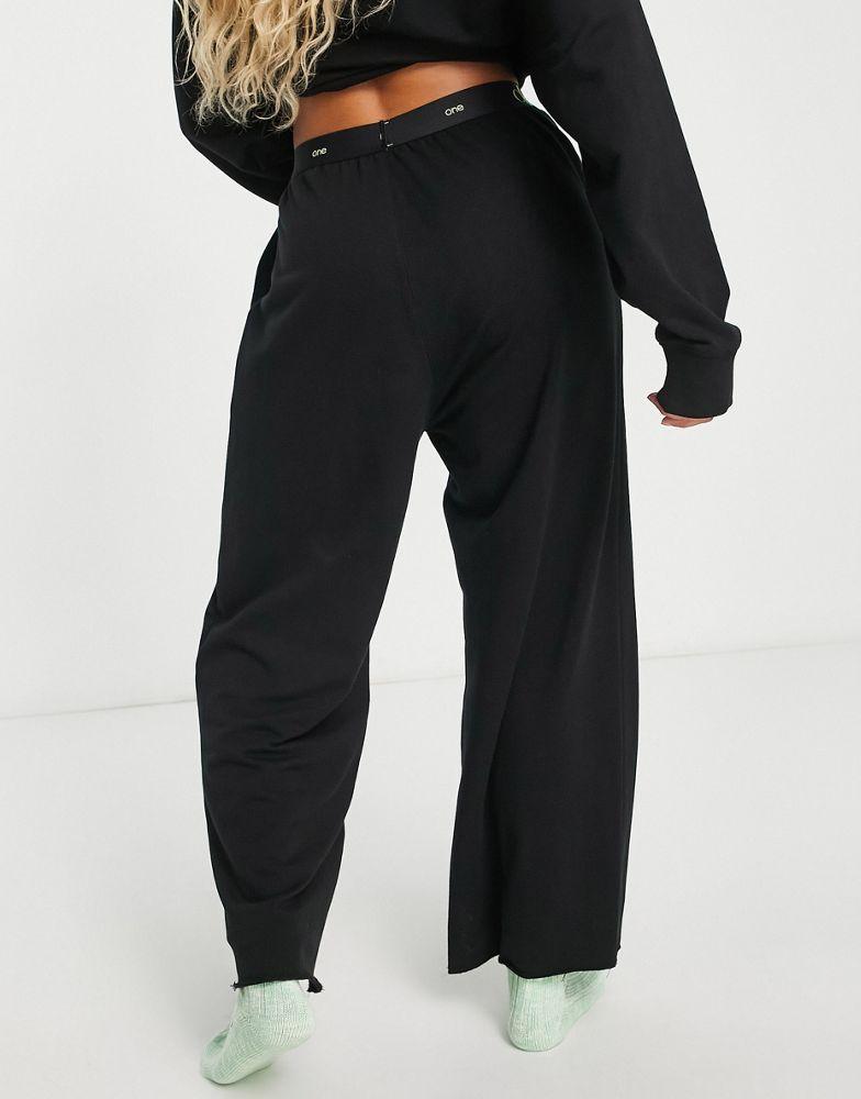 Calvin Klein CK One Cotton Logo oversized straight leg jogger in black商品第2张图片规格展示