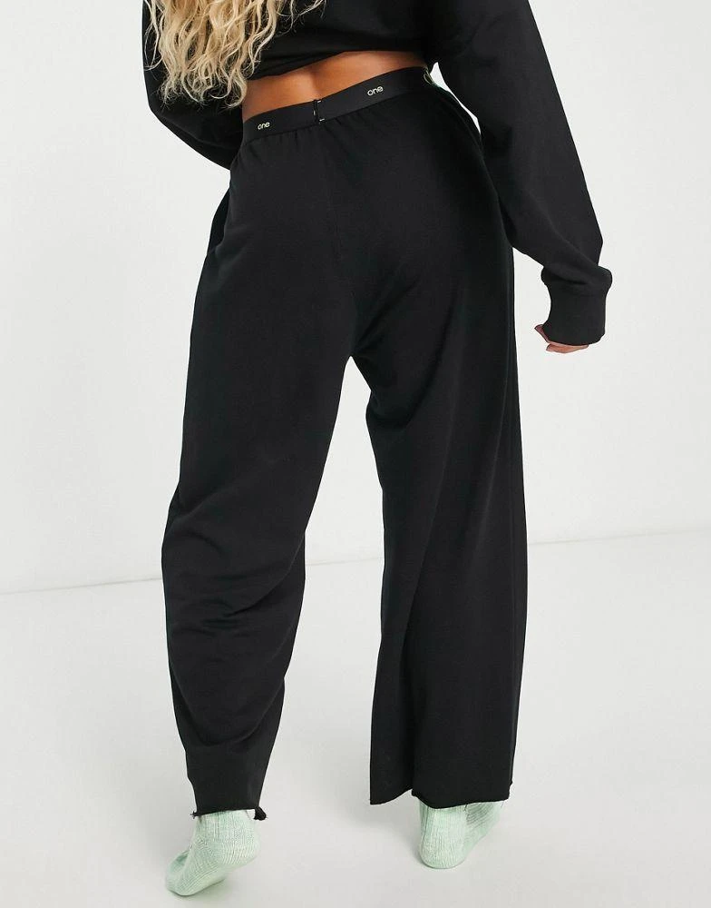 商品Calvin Klein|Calvin Klein CK One Cotton Logo oversized straight leg jogger in black,价格¥393,第2张图片详细描述