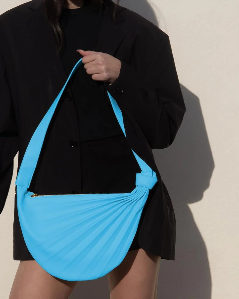 商品Sabrina Zeng|Chiaroscuro Hammock Sling Bag Ocean,价格¥2604,第1张图片