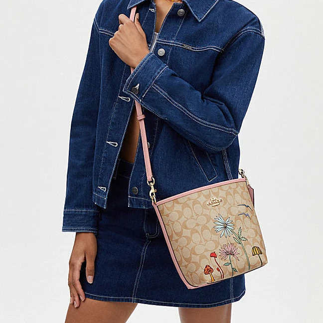 商品[国内直发] Coach|蔻驰 x OBSERVED BY US 联名款 City 17 经典标志品牌徽标 人造革拼牛剖层革 水桶包手提单肩斜挎包 小号 女款 浅卡其色,价格¥2146,第6张图片详细描述