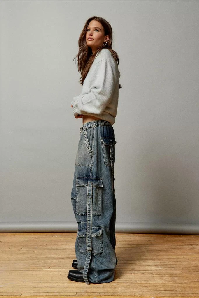 商品BDG|BDG Strappy Balloon Cargo Mid-Rise Jean,价格¥407,第2张图片详细描述