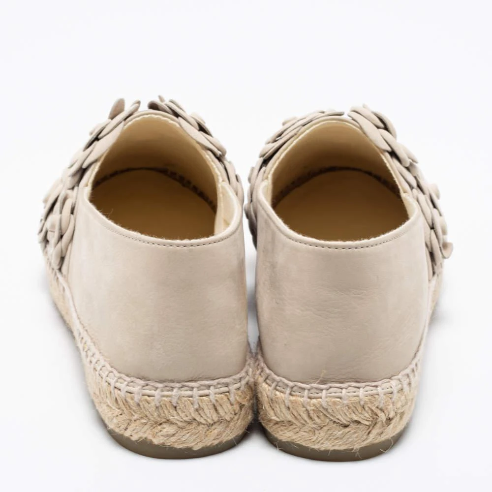 商品Chanel|Chanel Light Grey Nubuck Leather Camellia Flower Espadrille Flats Size 41,价格¥5390,第5张图片详细描述
