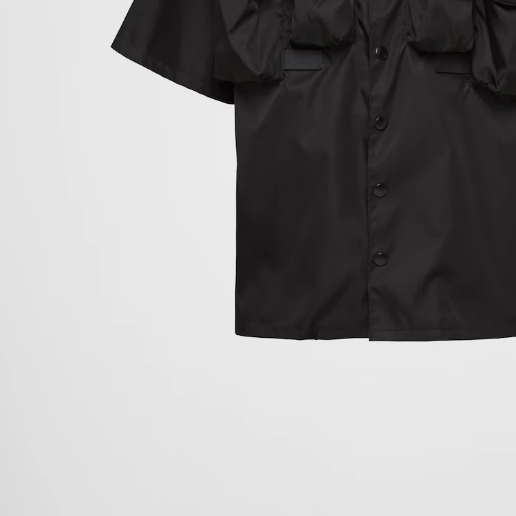 商品[国内直发] Prada|普拉达 纯色三角形Logo金属徽标单排扣休闲短袖衬衫 男款 黑色,价格¥7732,第4张图片详细描述