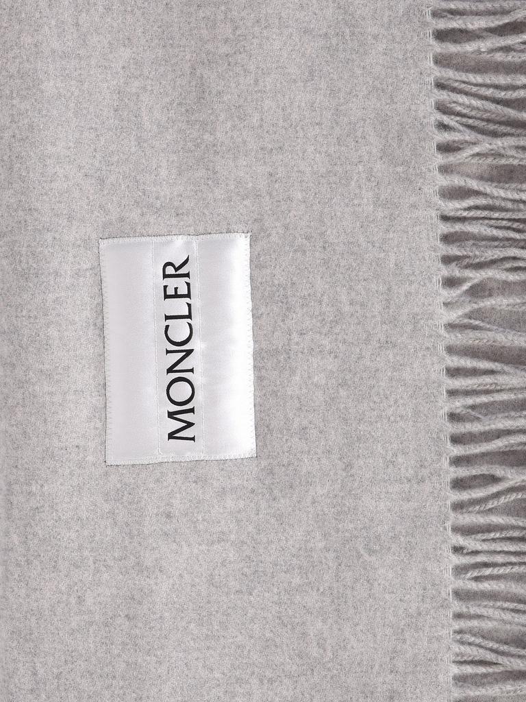 MONCLER MONCLER LOGO WOOL SCARF. IDEAL TO GIVE A VERSATILE TOUCH TO THE LOOK AND AT THE SAME TIME FUNCTIONAL商品第2张图片规格展示