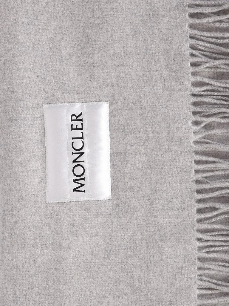 商品Moncler|MONCLER MONCLER LOGO WOOL SCARF. IDEAL TO GIVE A VERSATILE TOUCH TO THE LOOK AND AT THE SAME TIME FUNCTIONAL,价格¥2034,第2张图片详细描述