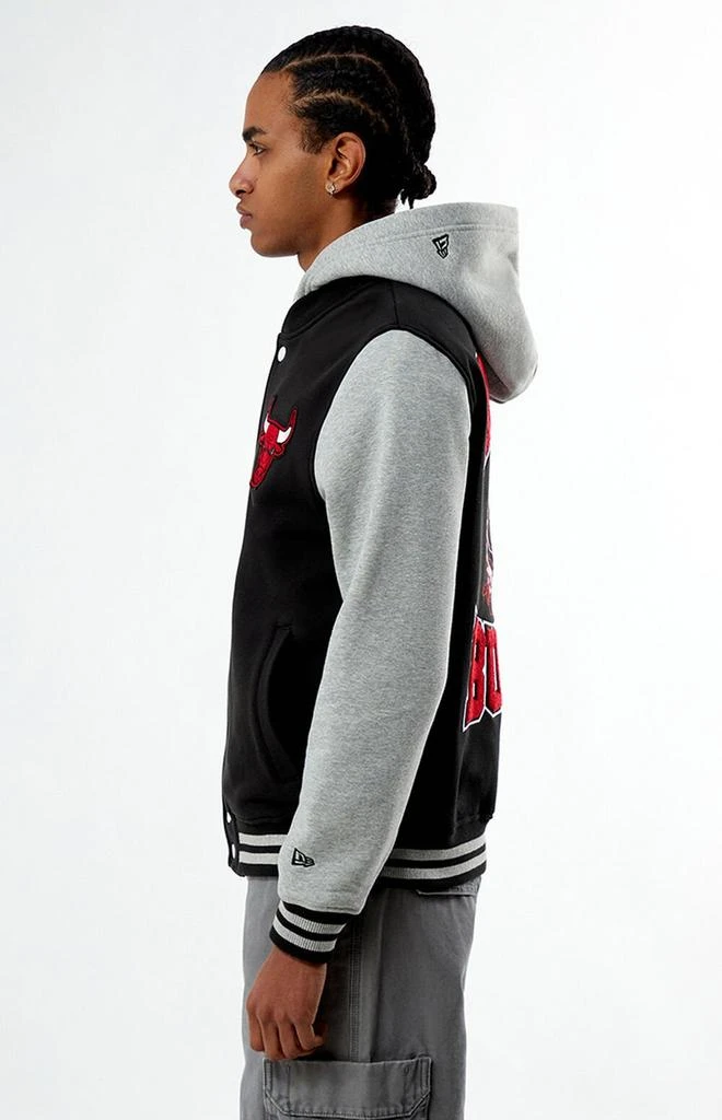 商品New Era|Chicago Bulls Hooded Varsity Jacket,价格¥859,第3张图片详细描述