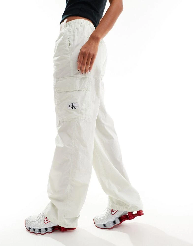 商品Calvin Klein|Calvin Klein Jeans cargo trouser in white,价格¥530,第4张图片详细描述