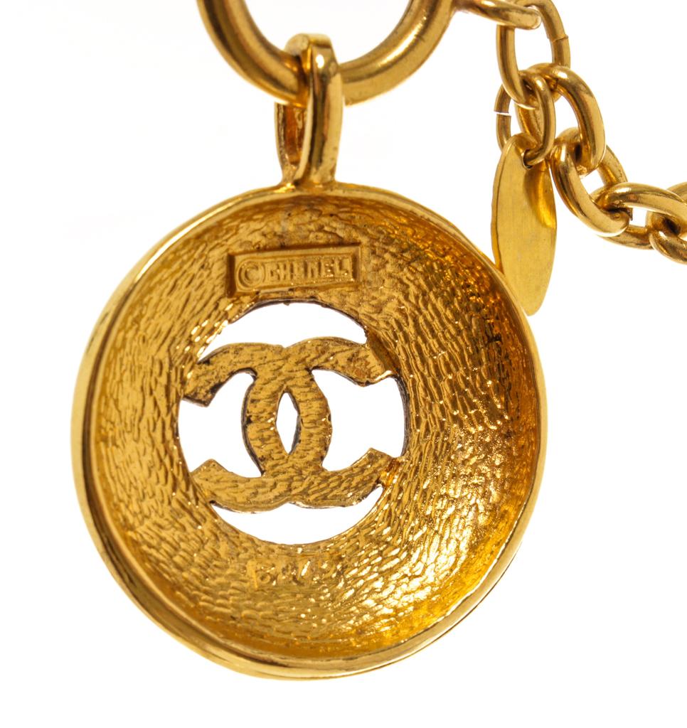 Chanel Gold Metal Vintage CC Round Pendant Necklace商品第4张图片规格展示