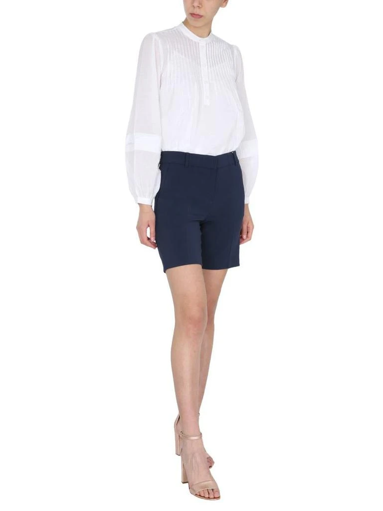 商品Michael Kors|MICHAEL MICHAEL KORS COMPACT TEXT SHORTS,价格¥890,第2张图片详细描述