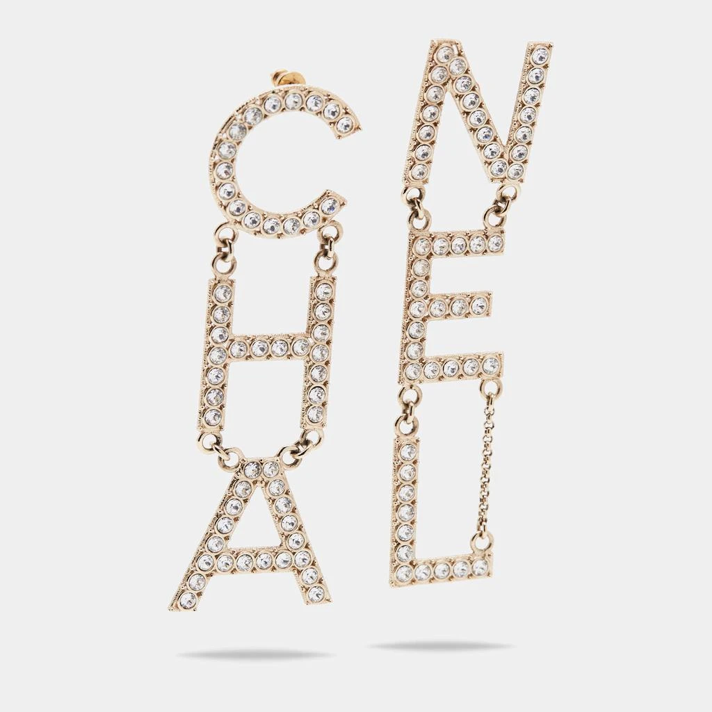 商品[二手商品] Chanel|Chanel Pale Gold Tone Crystal Studded Logo Drop Earrings,价格¥12447,第2张图片详细描述