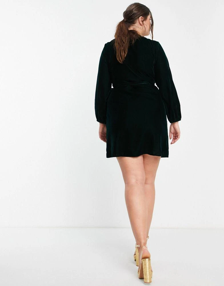 商品Hope & Ivy Plus|Hope & Ivy Plus embroidered velvet wrap mini dress in forest green,价格¥679,第3张图片详细描述