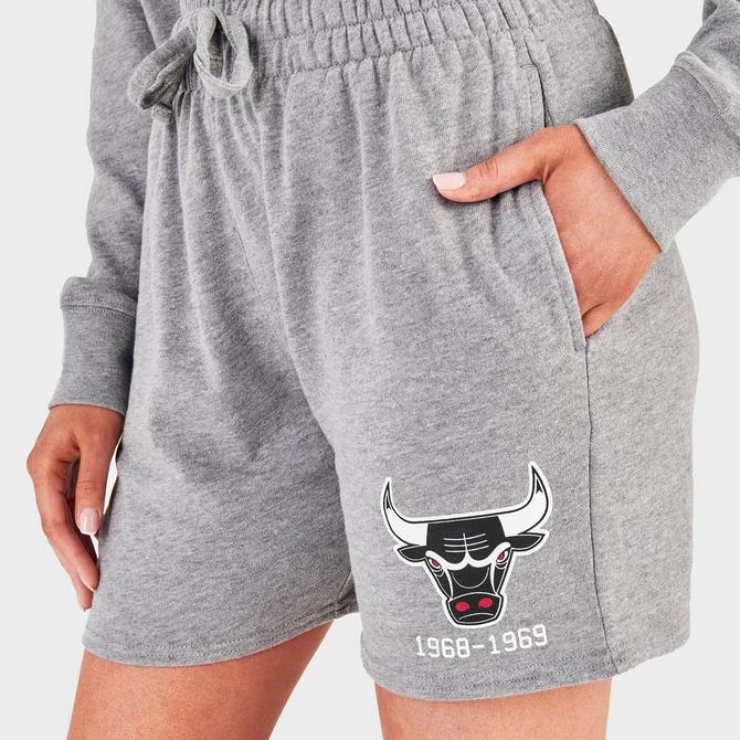 Women's Mitchell & Ness Chicago Bulls NBA Fleece Shorts商品第5张图片规格展示