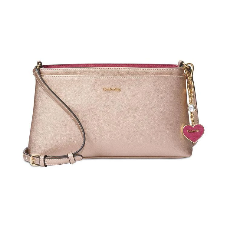 商品Calvin Klein|爱心挂饰中号斜跨包,价格¥663,第2张图片详细描述