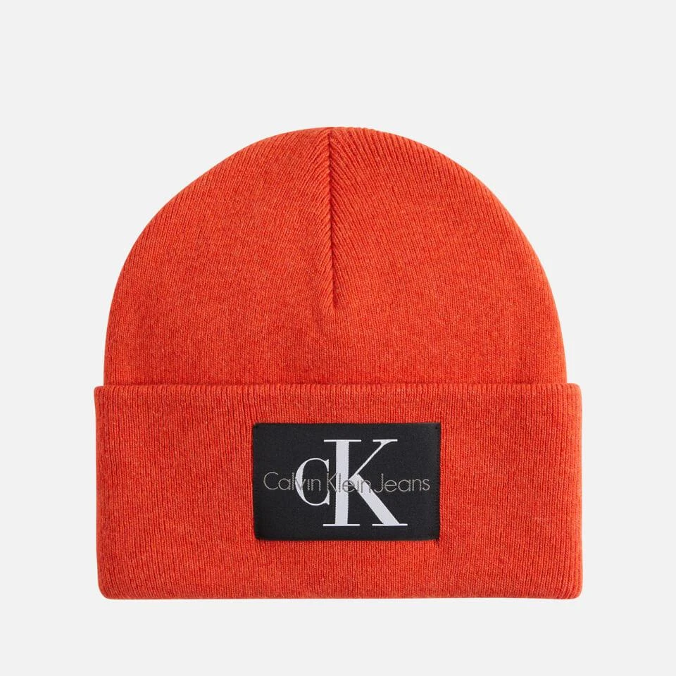 商品Calvin Klein|Calvin Klein Jeans Non-Rib Logo-Patched Rib-Knitted Beanie,价格¥184,第1张图片