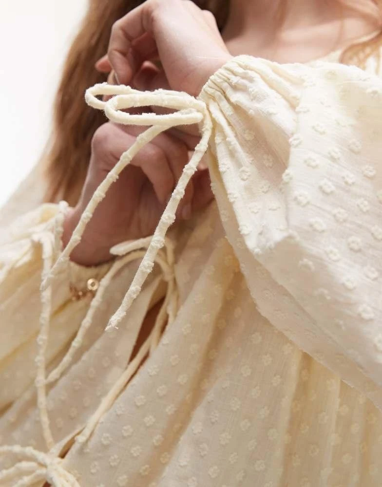 商品Topshop|Topshop dobby ruched neck tie front top in buttermilk,价格¥93,第2张图片详细描述