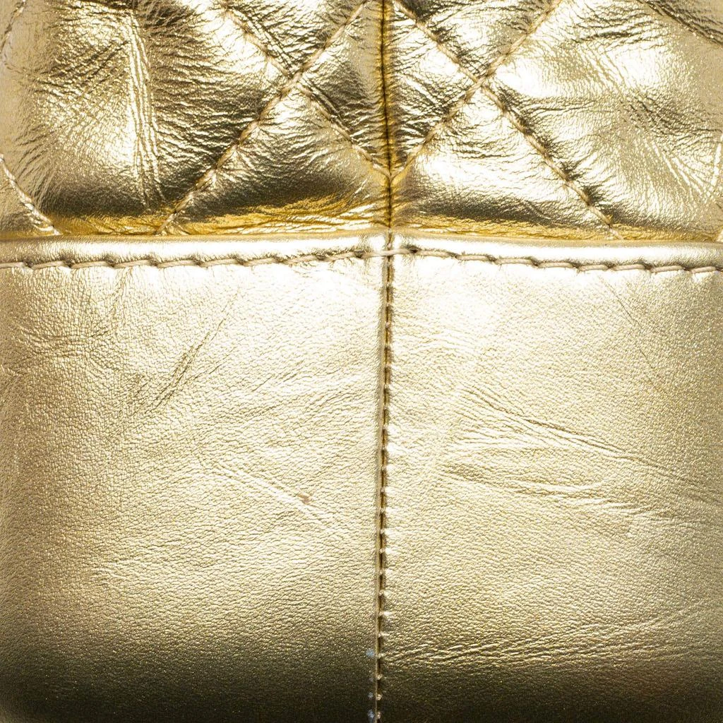 商品[二手商品] Chanel|Chanel Metallic Gold Quilted Laminated Leather Small Gabrielle Backpack,价格¥21297,第5张图片详细描述