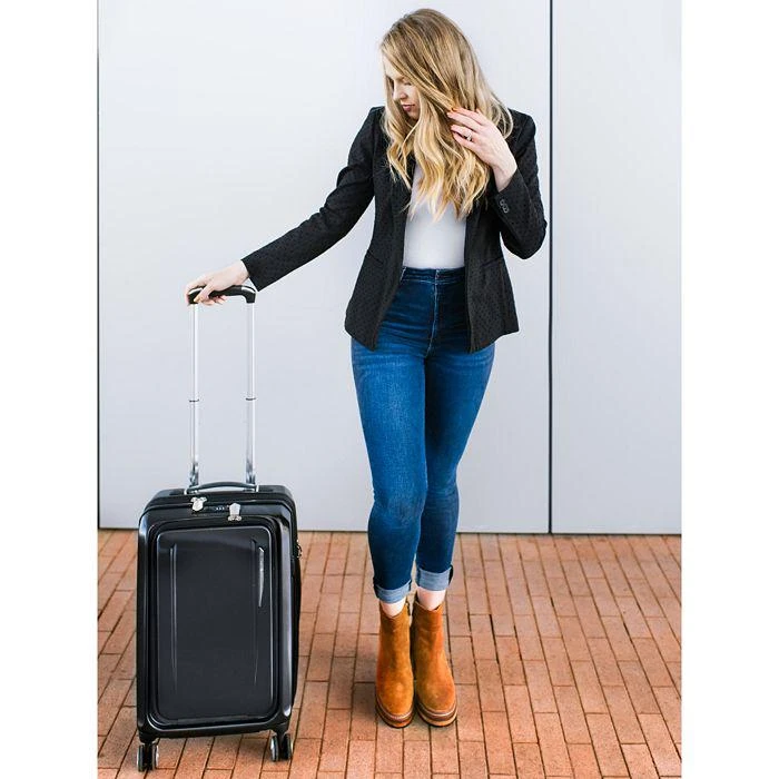 Just Right Expandable Carry On Spinner Suitcase 商品