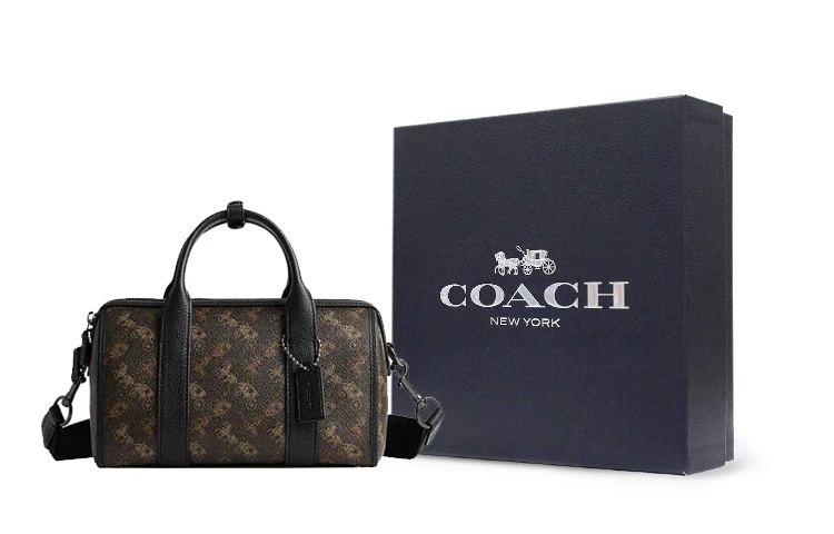 商品[国内直发] Coach|蔻驰 Gotham 24 经典老花铭牌五金扣 PVC配牛皮革 波士顿包手提单肩斜挎旅行包 中号 男女同款情侣款 巧克力色,价格¥2624,第7张图片详细描述