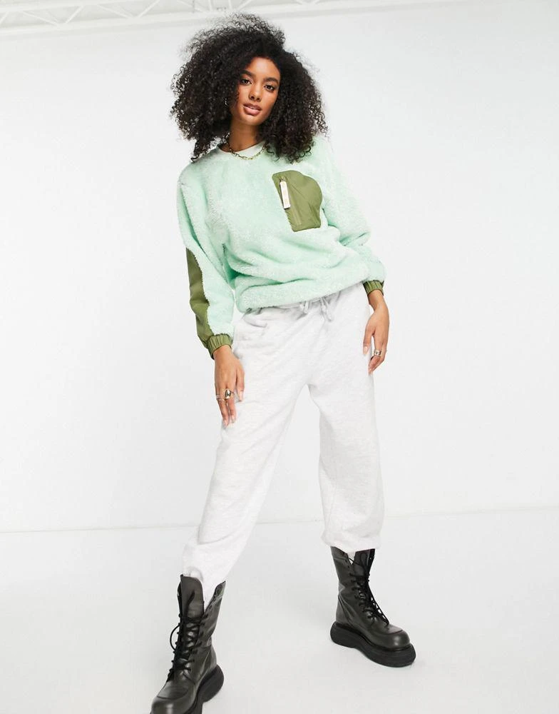 商品UGG|UGG Niko cosy sherpa sweatshirt in green,价格¥517,第4张图片详细描述