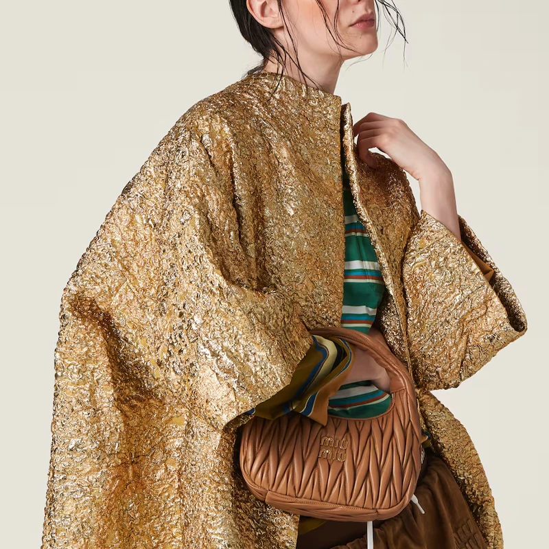商品[国内直发] Miu Miu|缪缪 Wander系列 金属刻字徽标提花凸纹 软羊革 Hobo包腋下包单肩斜挎手提包 常规 女款 焦糖色,价格¥18031,第6张图片详细描述