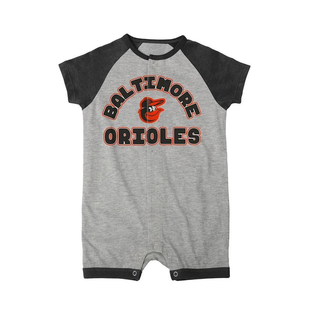 商品Outerstuff|Newborn and Infant Boys and Girls Heather Gray Baltimore Orioles Extra Base Hit Raglan Full-Snap Romper,价格¥210,第2张图片详细描述