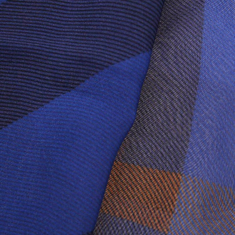 Burberry 博柏利 中性深蓝色格纹桑蚕丝围巾 3907861商品第3张图片规格展示