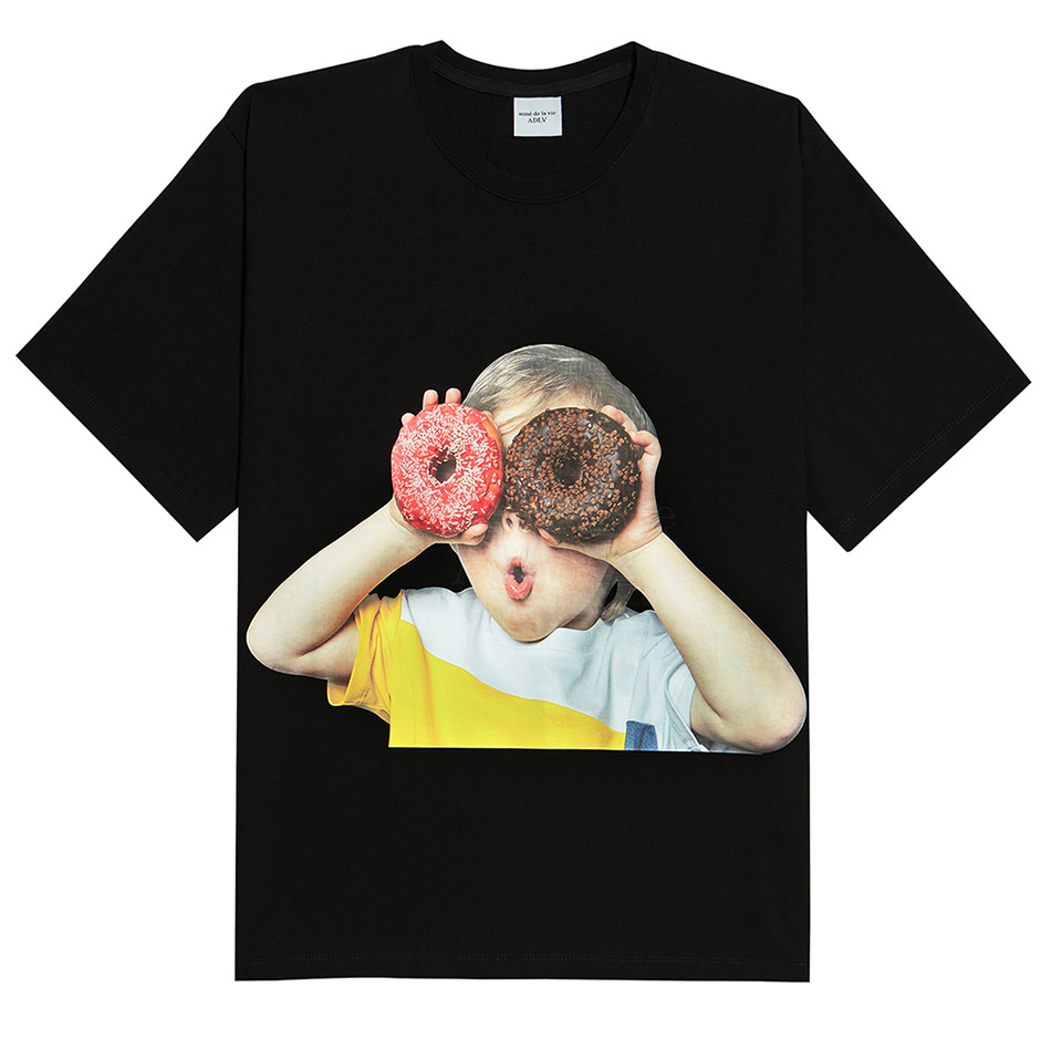 【享贝家】acme de la vie 甜甜圈男孩图案短袖T恤 男女同款 黑色 ADLV-21SS-SSBKBF-DN1商品第1张图片规格展示