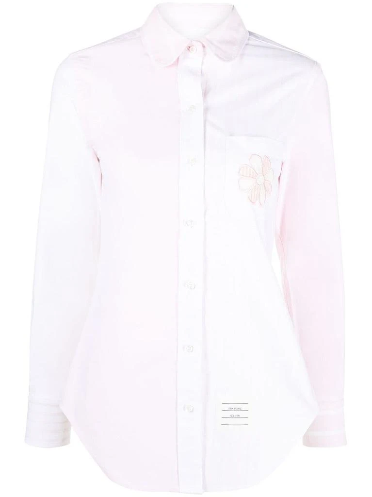 商品Thom Browne|THOM BROWNE WOMEN CLASSIC LONG SLEEVE ROUND COLLAR SHIRT W/ FLOWER APPLIQUE POCKET IN FUNMIX HAIRLINE REP STRIPE OXFORD,价格¥2086,第4张图片详细描述