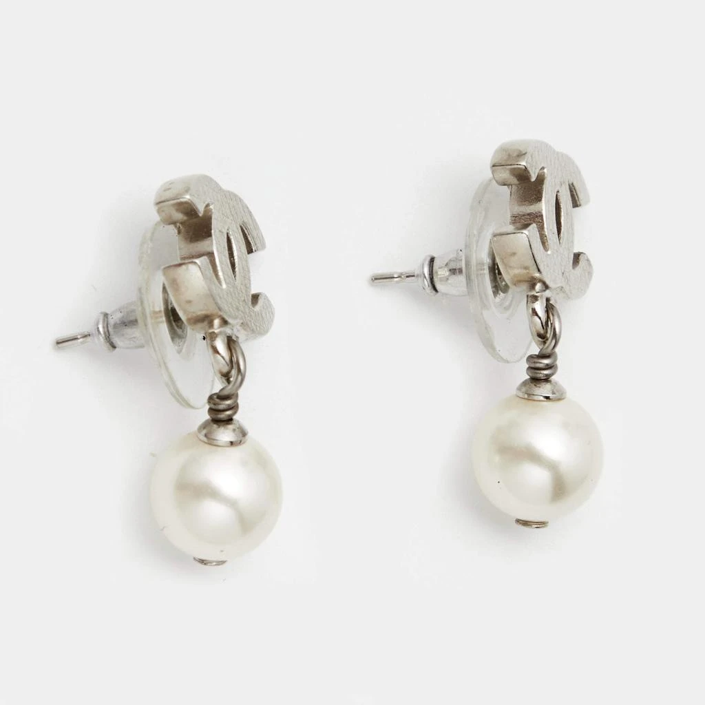 商品[二手商品] Chanel|Chanel Silver Tone Quilt Patterned CC Pearl Drop Earrings,价格¥3462,第2张图片详细描述