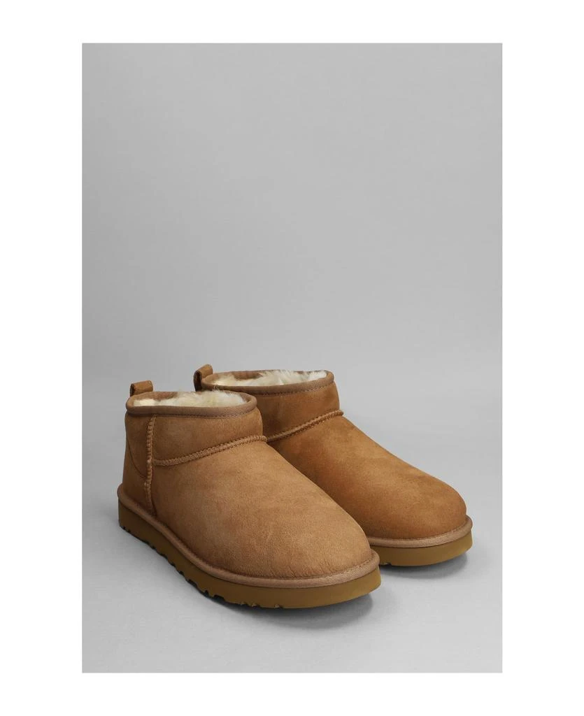 商品UGG|Classic Ultra Mini Low Heels Ankle Boots In Leather Color Suede,价格¥1625,第2张图片详细描述