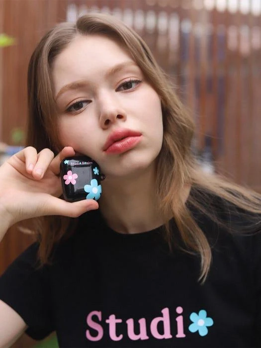 商品BONIEE|Flower Logo_Airpods Case [Black],价格¥408,第2张图片详细描述