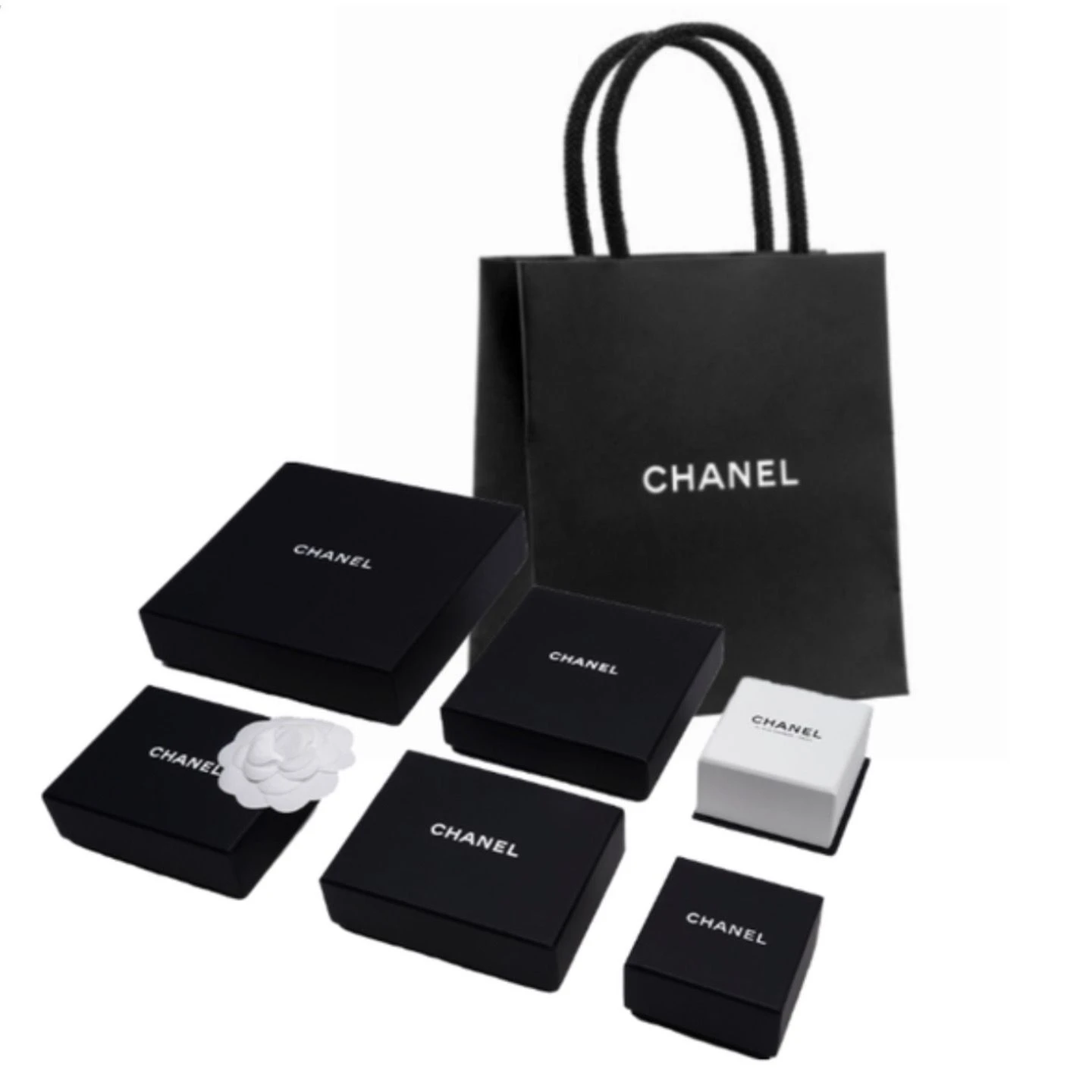 商品[国内直发] Chanel|【23K新品】 香奈儿 经典双C标志 水钻吊坠 金属 耳钉 女款 银色,价格¥8680,第3张图片详细描述