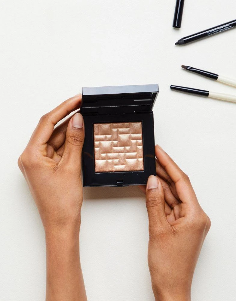 商品Bobbi Brown|Bobbi Brown Highlighting Powder Bronze Glow,价格¥419,第2张图片详细描述