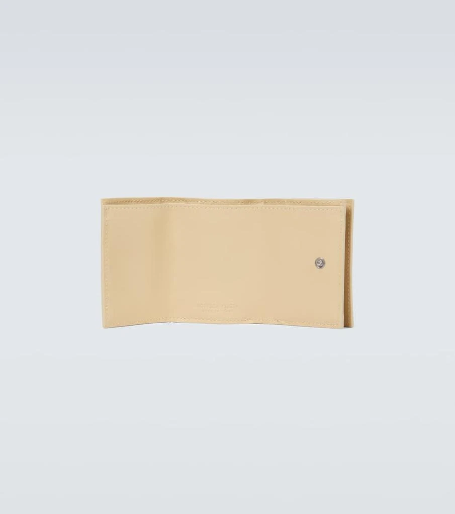 商品Bottega Veneta|Tiny Tri-Fold Intrecciato编织皮革三折钱包,价格¥5008,第2张图片详细描述