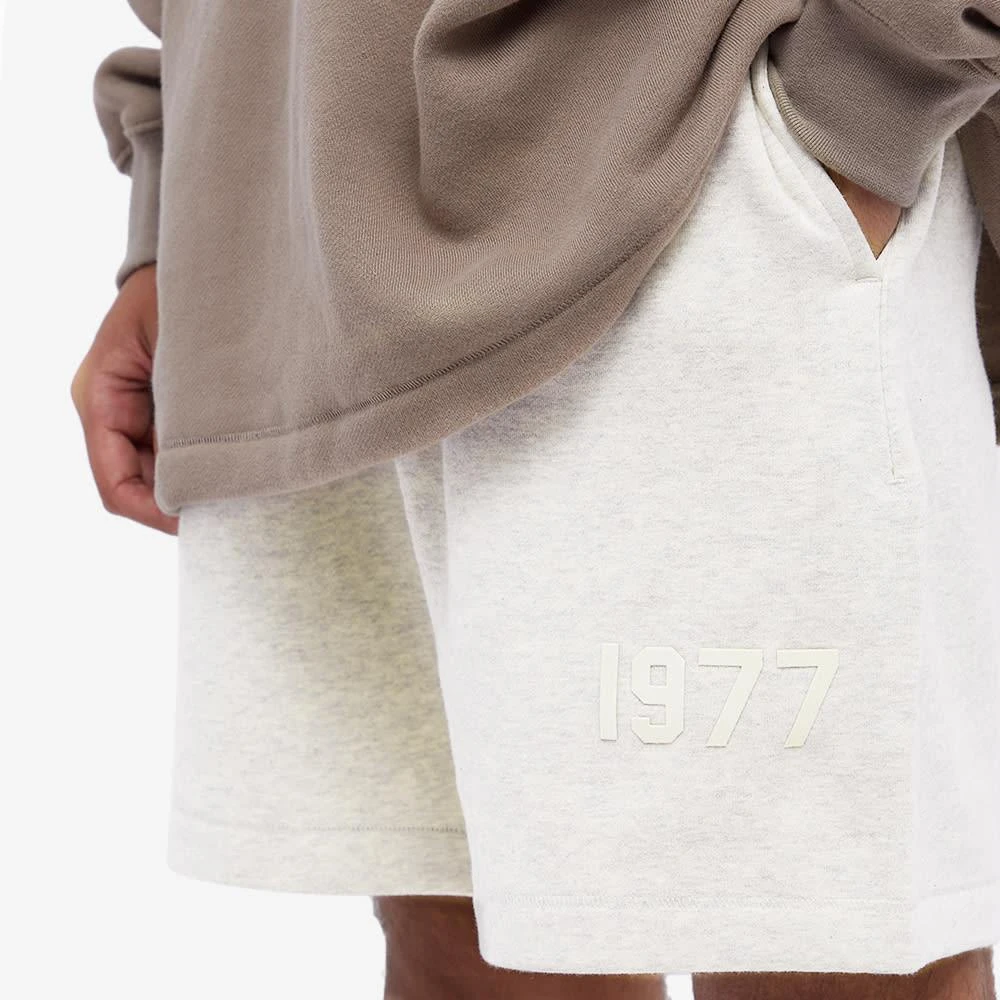 商品Essentials|Fear of God ESSENTIALS 1977 Sweat Short - Light Oatmeal,价格¥547,第5张图片详细描述