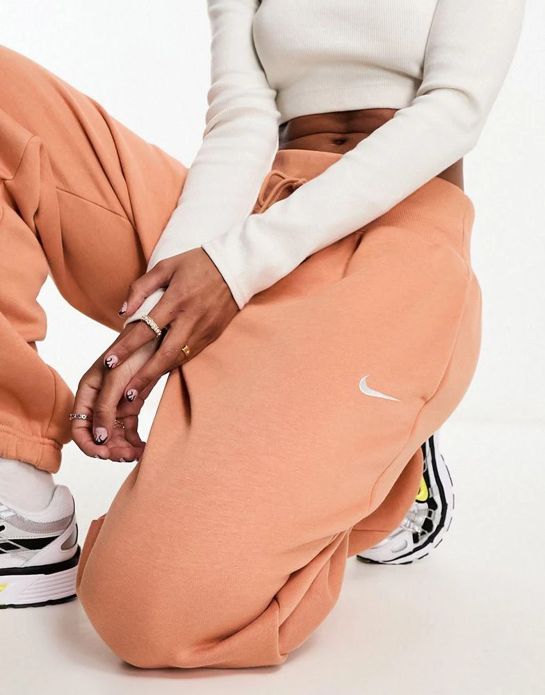 商品NIKE|Nike mini swoosh oversized high rise joggers in amber brown,价格¥379,第4张图片详细描述