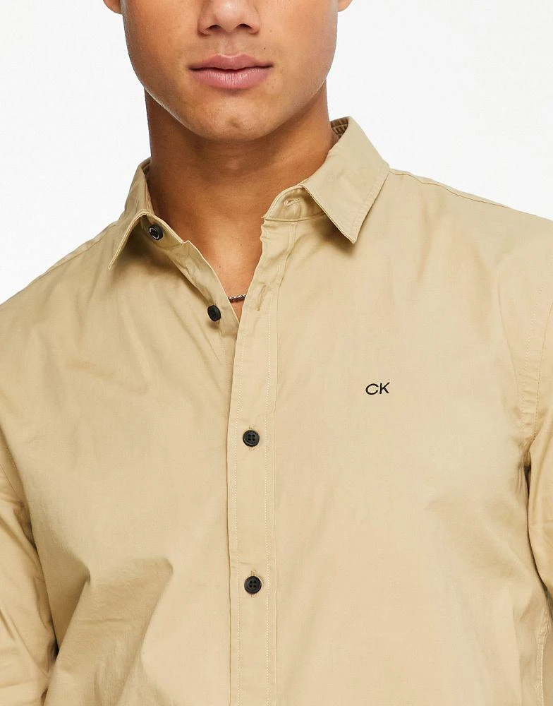 商品Calvin Klein|Calvin Klein logo stretch poplin slim fit shirt in stone,价格¥511,第3张图片详细描述