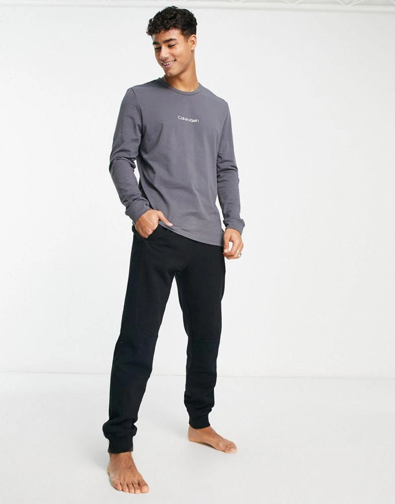 商品Calvin Klein|Calvin Klein lounge long sleeved t-shirt in dark grey with chest branding,价格¥431,第4张图片详细描述