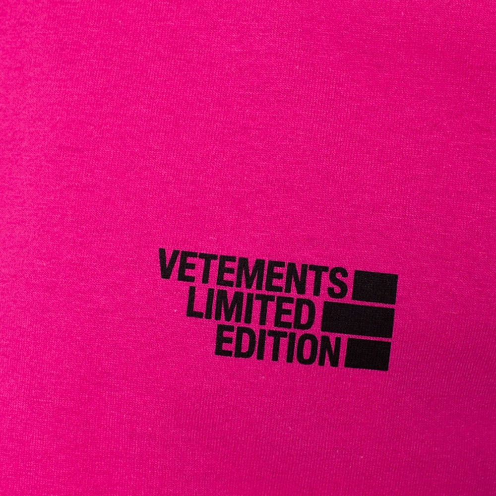 VETEMENTS 女士粉红色黑色字母徽标圆领短袖T恤 UE51TR720P-HOTPINK商品第1张图片规格展示