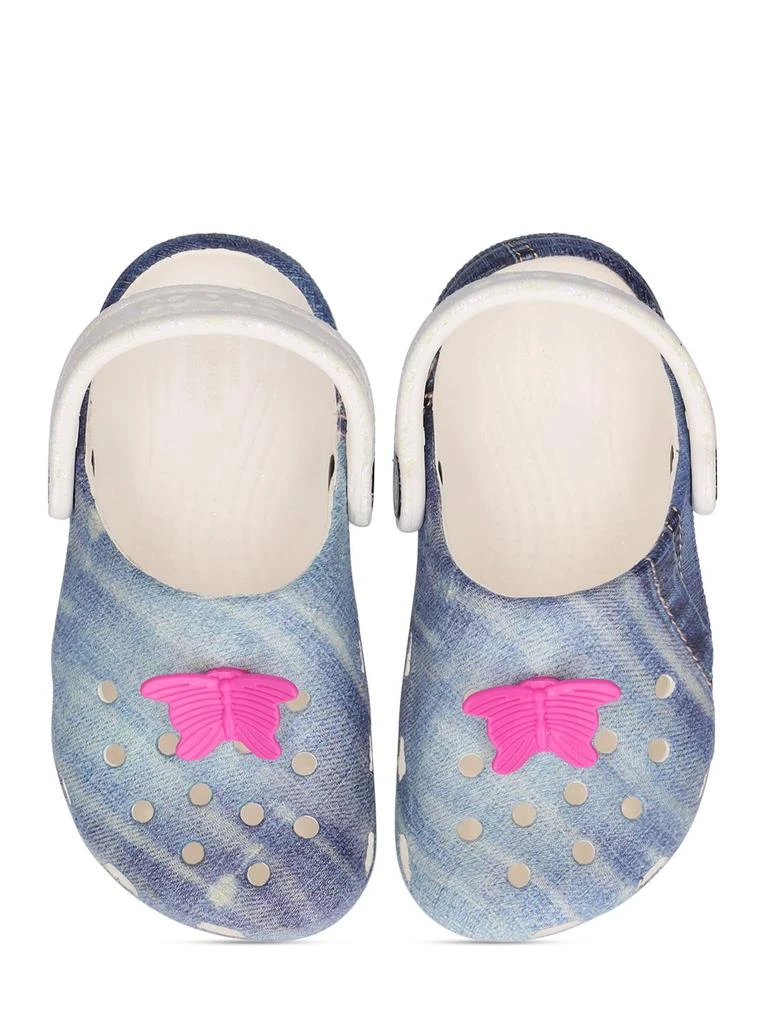 商品Crocs|Denim Print Rubber Crocs W/ Butterfly,价格¥367,第1张图片详细描述