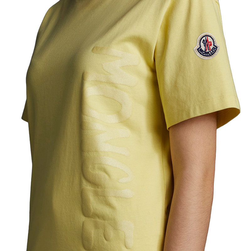 商品Moncler|【预售3-7天】Moncler/蒙克莱 22年秋冬新款 女士淡黄色纯棉垂直徽标印花短袖T恤H20938C00010829HP110,价格¥2005,第8张图片详细描述