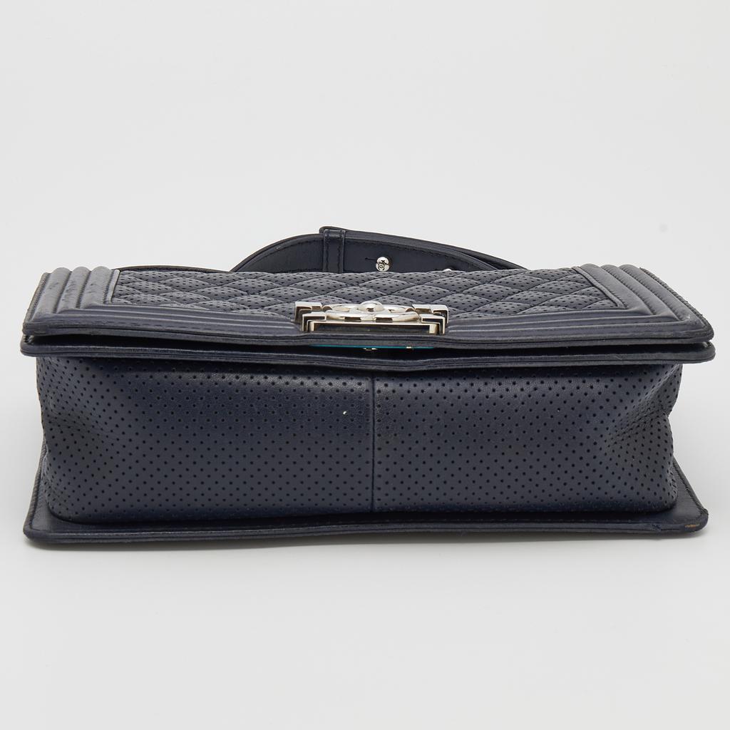 Chanel Blue Quilted Perforated Leather Medium Boy Flap Bag商品第6张图片规格展示