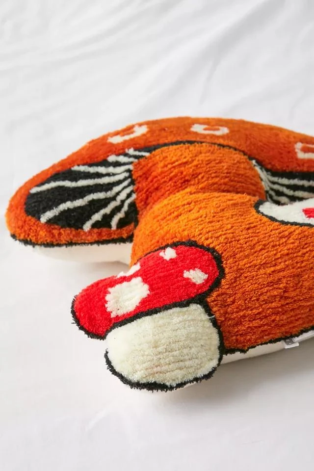 商品Urban Outfitters|Mushroom Tufted Throw Pillow,价格¥189,第3张图片详细描述