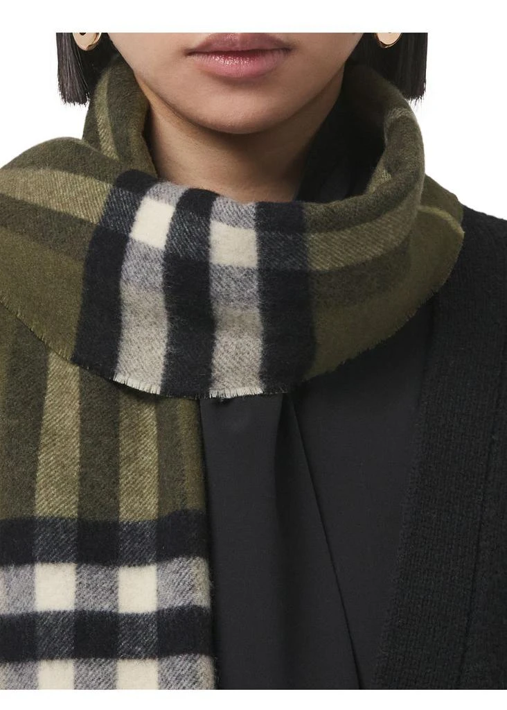 商品Burberry|Reversible check and monogram cashmere scarf,价格¥4374,第4张图片详细描述