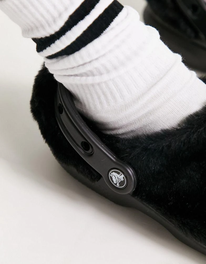 商品Crocs|Crocs classic fur sure clog in black,价格¥224,第2张图片详细描述