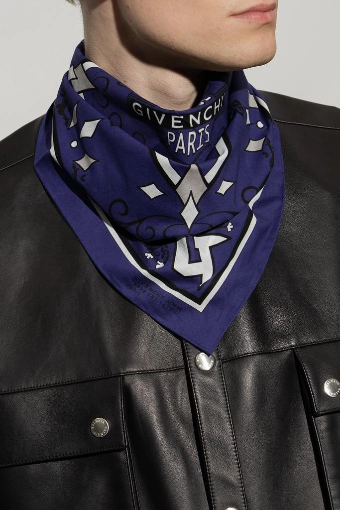 商品Givenchy|Givenchy Graphic Printed Scarf,价格¥556,第3张图片详细描述