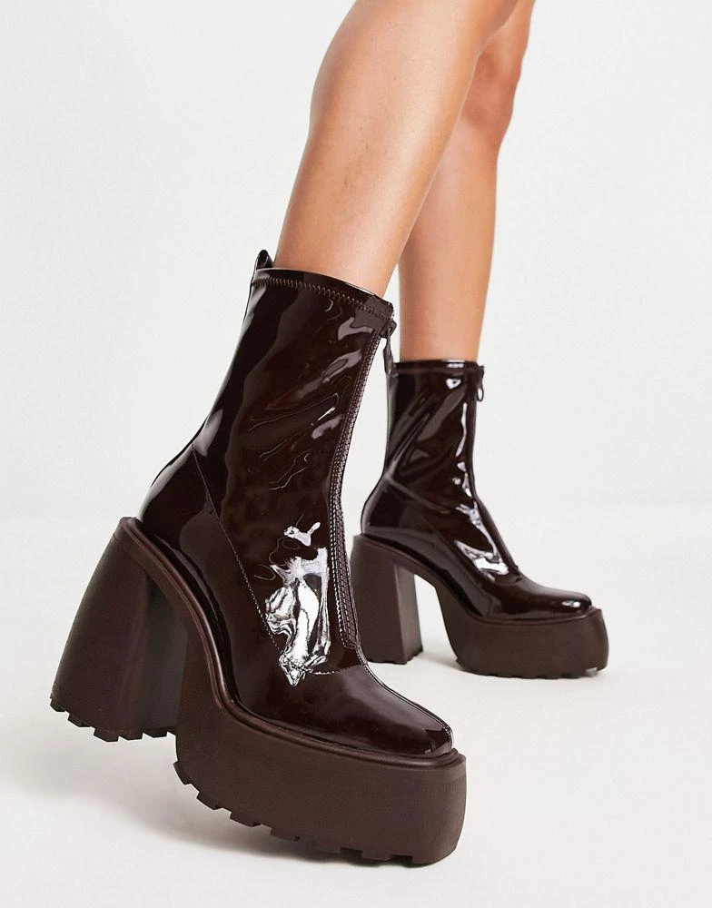 商品Bershka|Bershka chunky sole platform heeled boot in patent brown,价格¥252,第2张图片详细描述