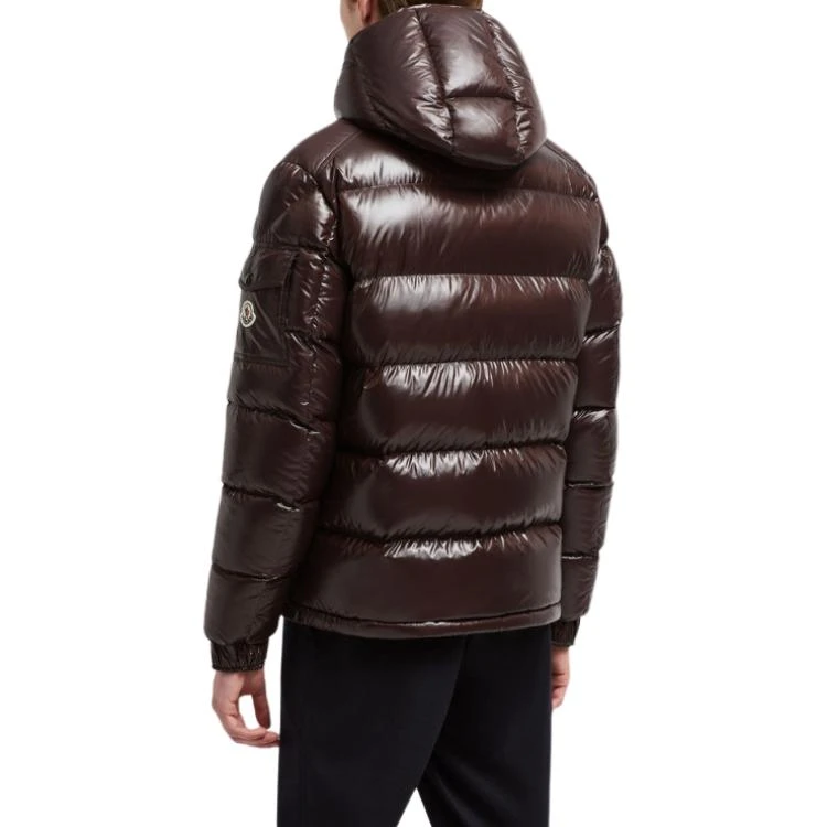 商品[国内直发] Moncler|盟可睐 Maya纯色漆面防水保暖短款高领衬垫连帽舒适羽绒服 男款 深棕色,价格¥12692,第4张图片详细描述