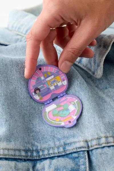 商品Urban Outfitters|Polly Pocket Folding Compact Enamel Pin,价格¥120,第1张图片